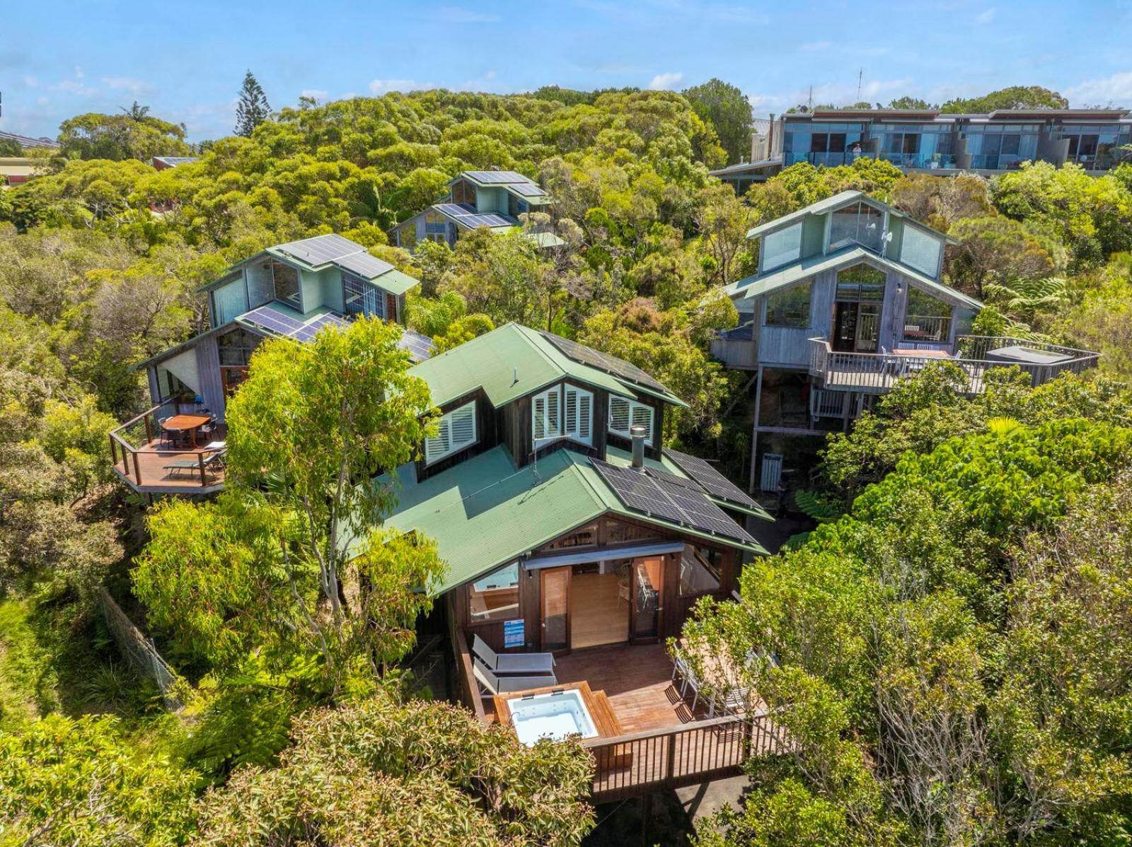 The Oasis Apartments And Treetop Houses Байрън Бей Екстериор снимка